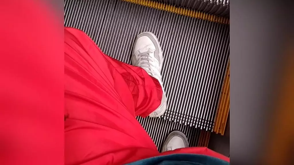 Томас показывает нам свои ноги, после того как весь день вспотел