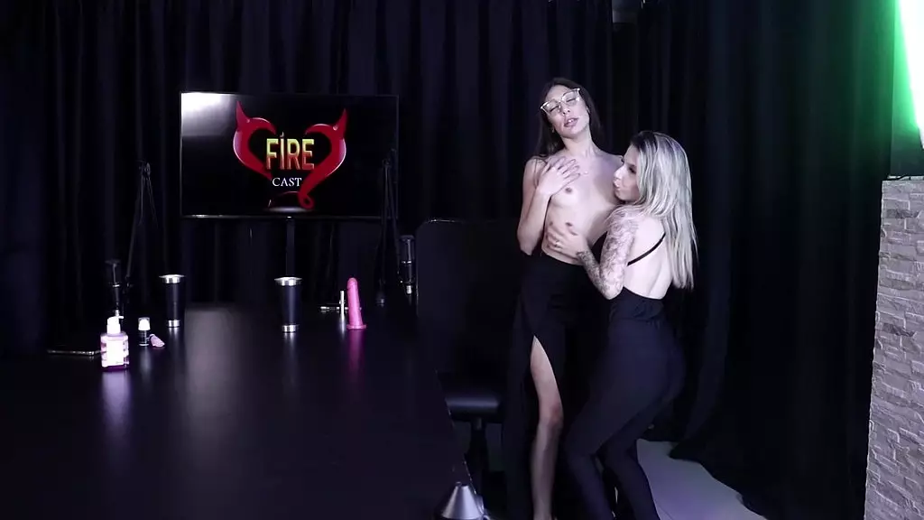 гость показывает, как она делает большой член, она ест его и показывает его рыжие волосы - Мелина Халифа (смотреть на: sheer/red)