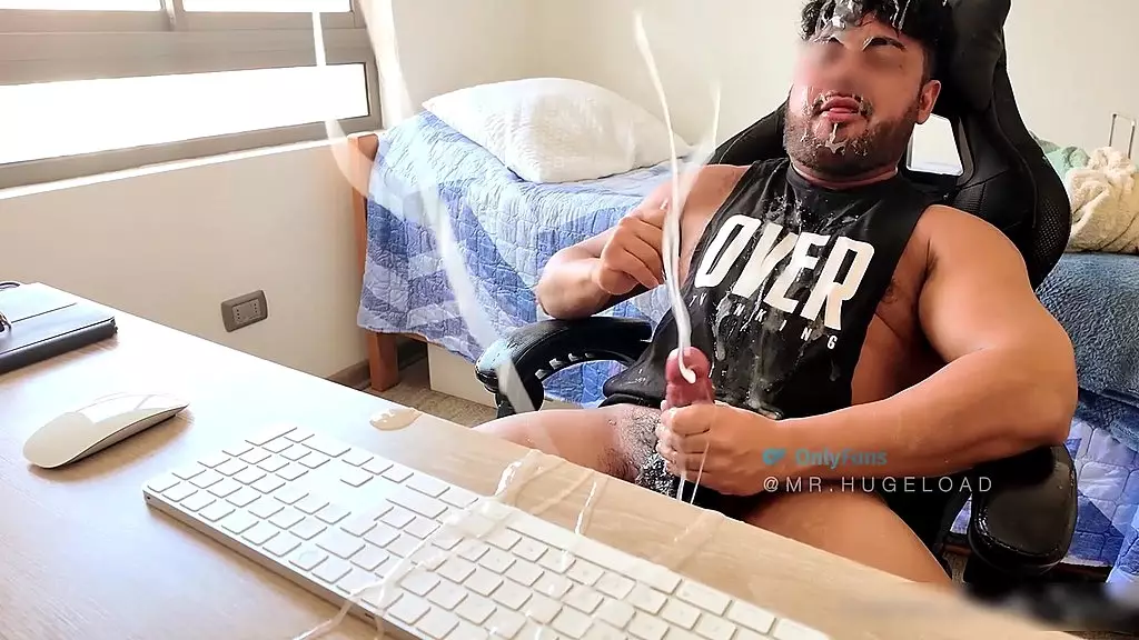 он запорол свою комнату спермой и кончил на свое тело, самая большая порция спермы когда-либо