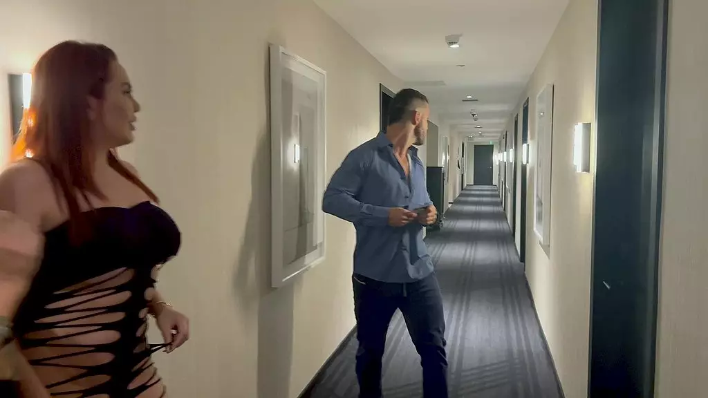 в отеле встретили тройку