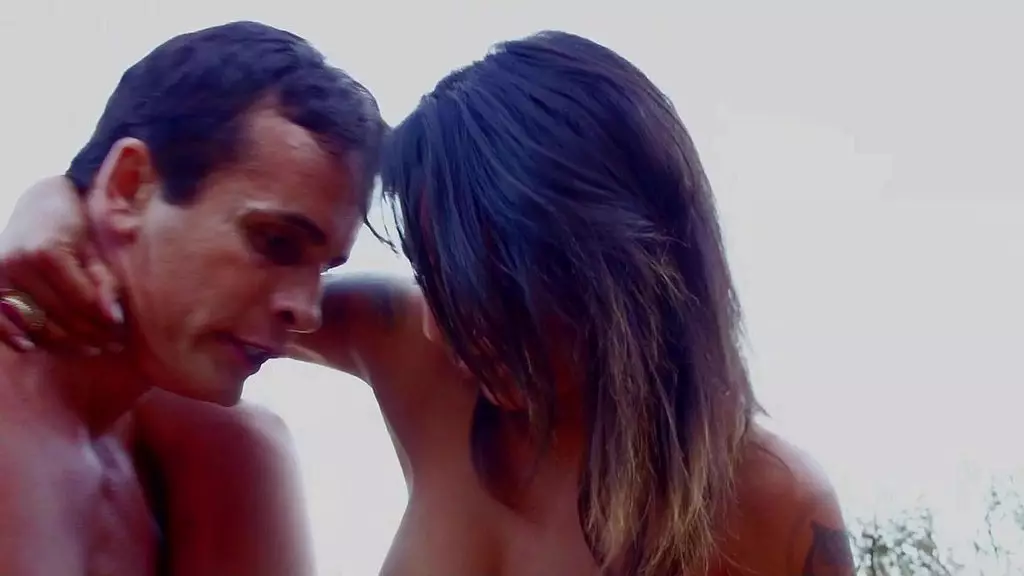 Пенелопа Стоун высовывает язык после того, как ей кончили на лицо