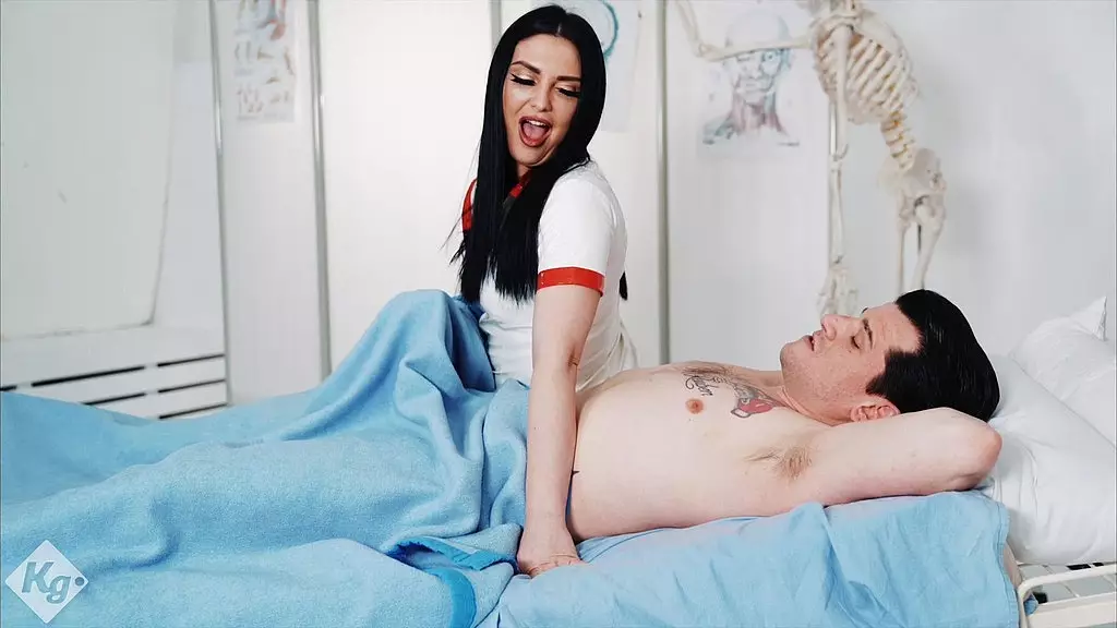 кремовый пирог для извращенной северной медсестры