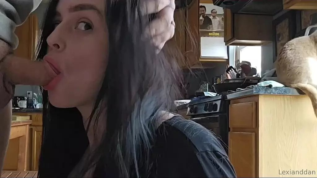 пускаю слюни от спермы моего парня на мои огромные сиськи