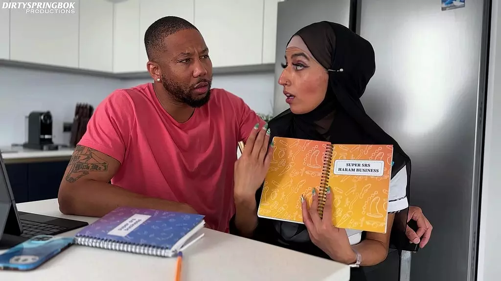 возбужденная мусульманская студентка Алия Ясин трахается со своим репетитором