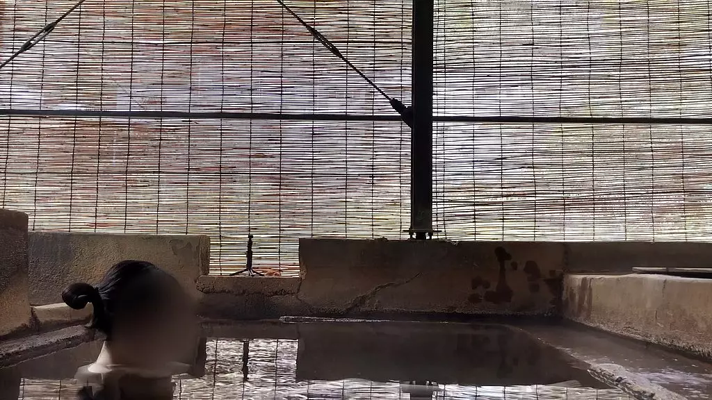 японская девушка купается в смешанной ванне на открытом воздухе в гостинице с горячими источниками