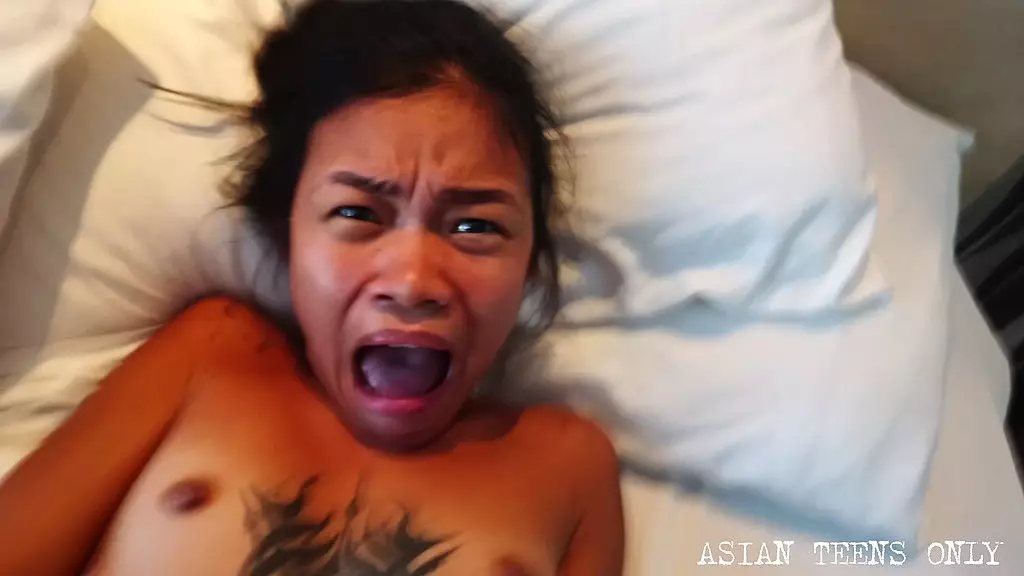миниатюрная азиатская девушка практикует анилингус и наслаждается множественными мега-оргазмами