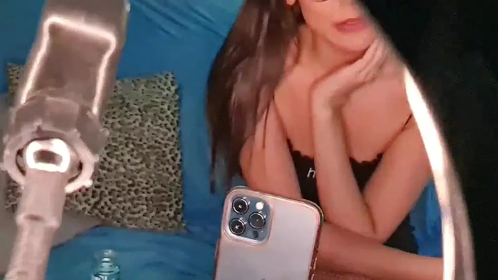 Провокация для веб-кам-модели в Интернете