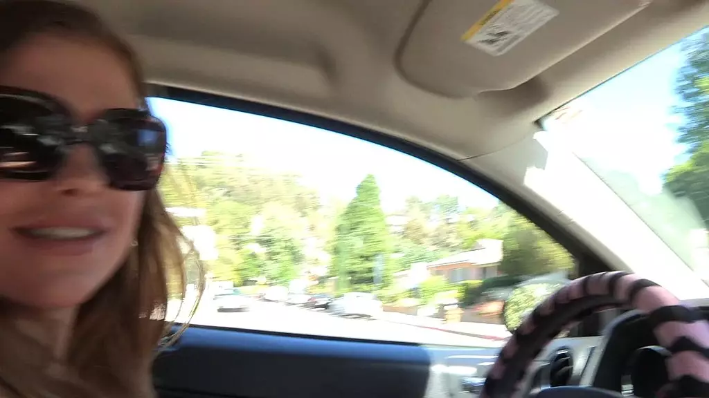 возбужденная брюнетка затыкает свою задницу и трахает свою киску дилдо