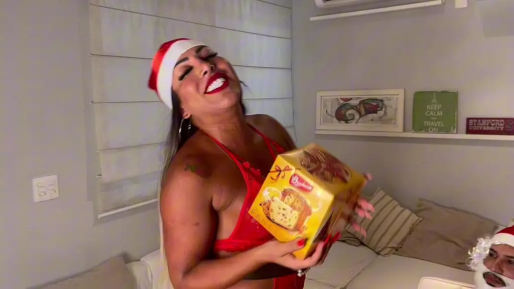 no mes do natal 2bonecas com pauzao arrombou esse papai noel em uma suruba gostosa