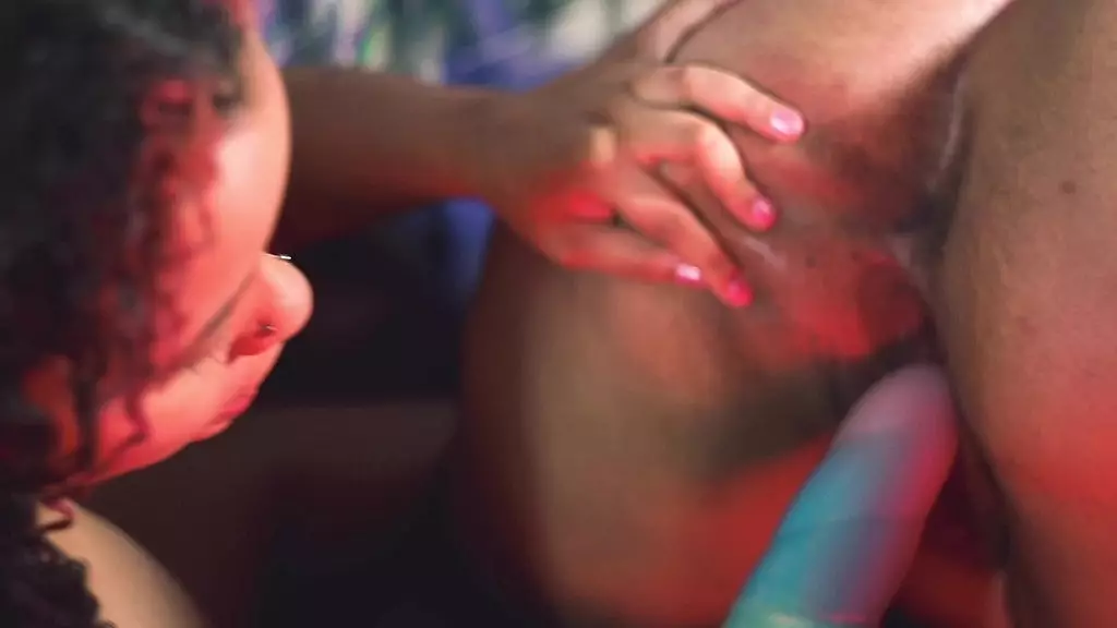 Поклонение ступням толстушки-лесбиянки и мастурбация огромным дилдо