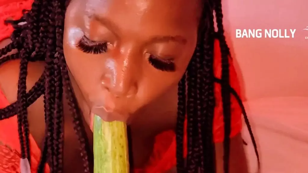 неожиданный поворот - королева секса раздевается в прямом эфире, а огуречный челлендж сошел с ума!