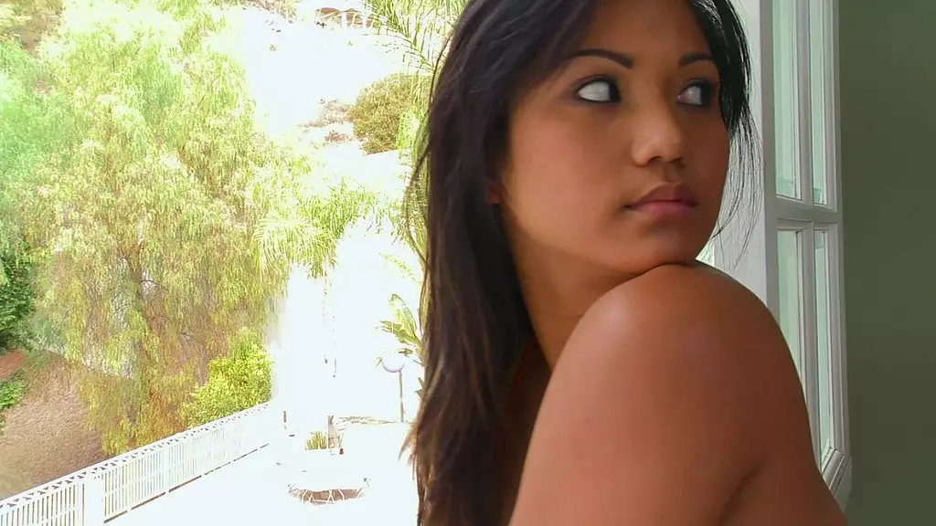 Он находит ее сзади у бассейна и приводит в гостевую комнату для горячего траха