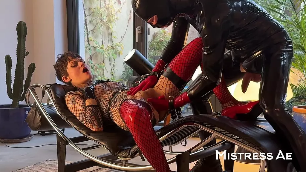 трахаются и кончают на шезлонге