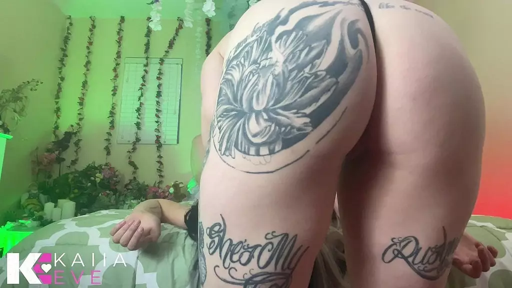 наказание сидением на лице: забывчивых подруг заставляют нюхать задницу