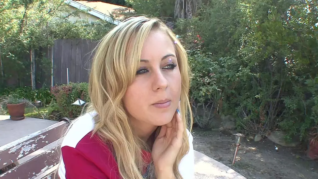 Мэй Майерс — очень непослушная чирлидерша, которая любит двух парней одновременно