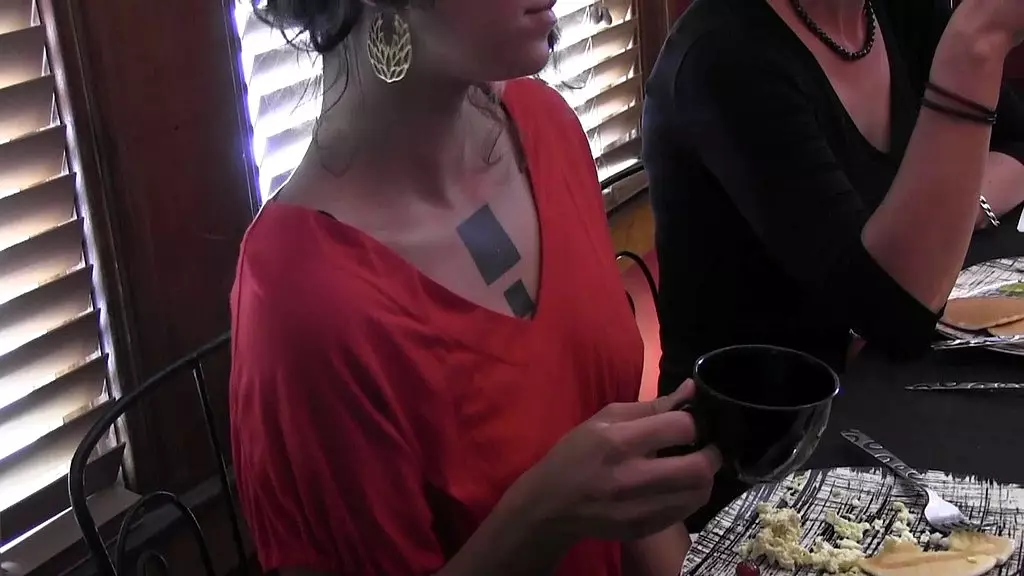 Нина Хартли, Пенелопа Стоун и Джиджи Алленс залезают в книжный магазин