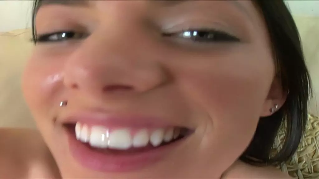 Шайна Сент-Люсия демонстрирует свою татуировку и всю сперму на своем лице