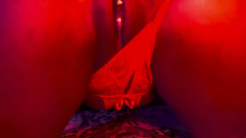 fudendo a vizinha na noite de natal, ela pediu pra tirar a camisinha pra encher sua buceta de leite 