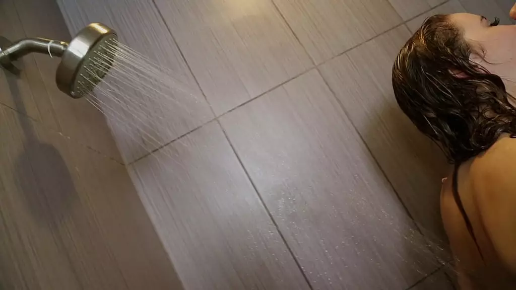 макайла кокс и кинсли иден вместе принимают душ