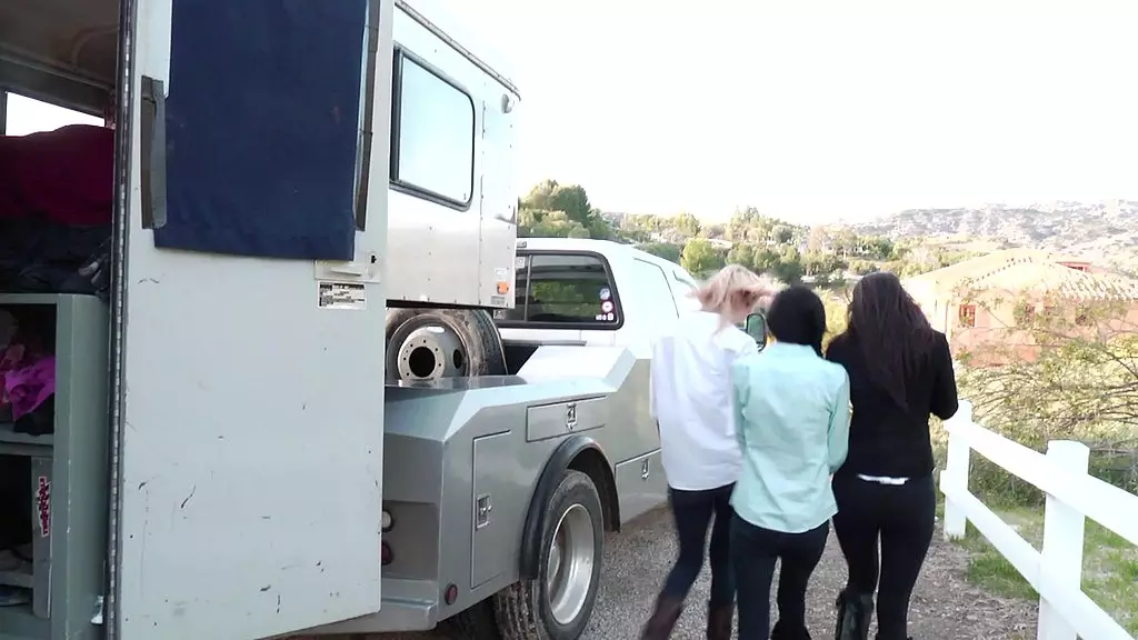 лесбиянки лижут киски и трахают друг друга пальцами в горячем и возбужденном сексе втроем