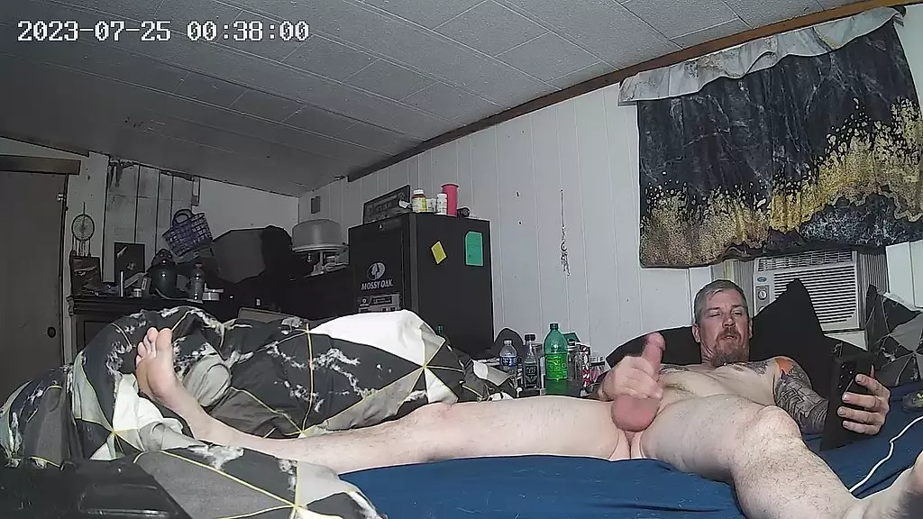 мастурбирует его скрытой камерой