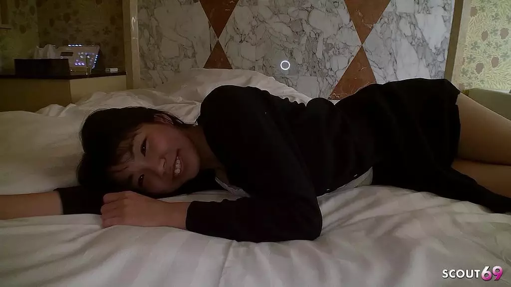 миниатюрная японская сводная сестра обманута, чтобы запретить трах с кремовым пирогом на ночь в одной комнате во время поездки на отдых