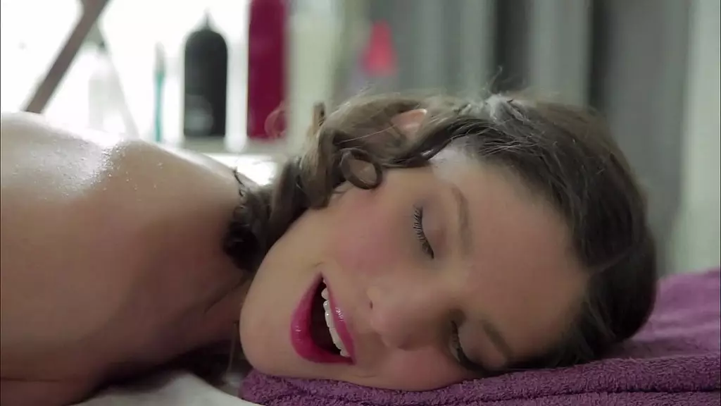 Нина чувствует себя такой тугой на его члене, что он оставляет его внутри, чтобы кончить в ее киску