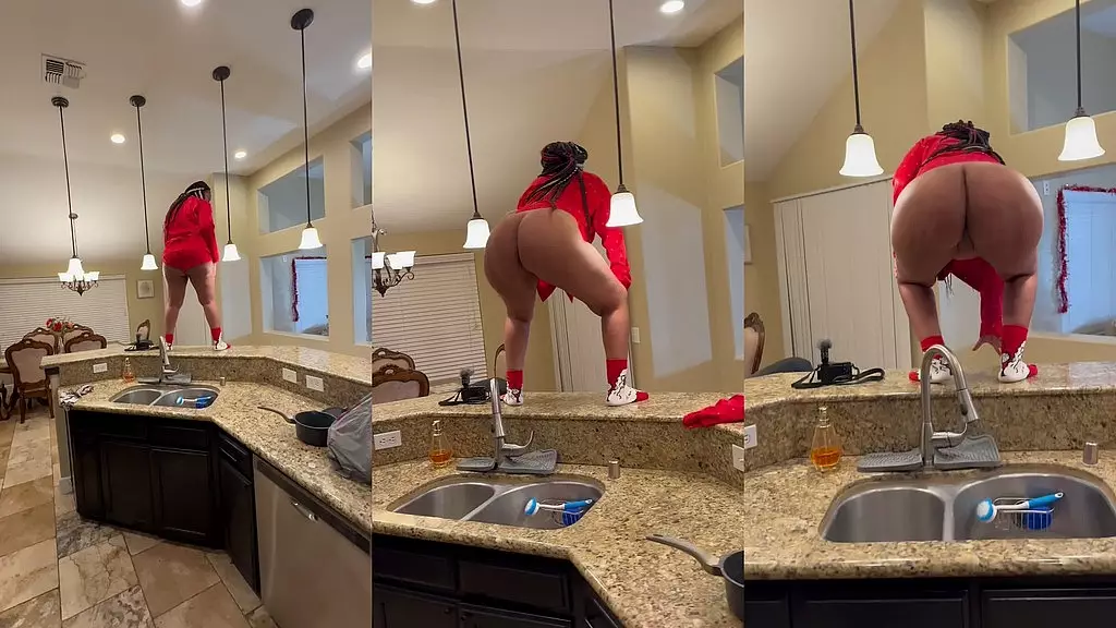 большая задница голая чернокожая шлепает задницей по кухонной столешнице