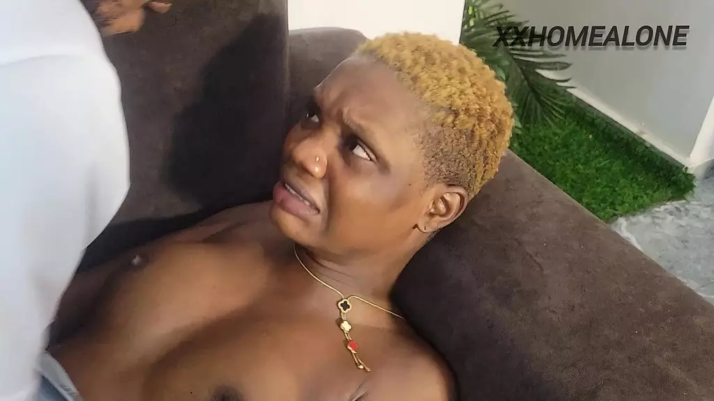 сексуальная девушка из доставки в мини-юбке и джинсах получила деньги за то, чтобы сосать член и трахаться