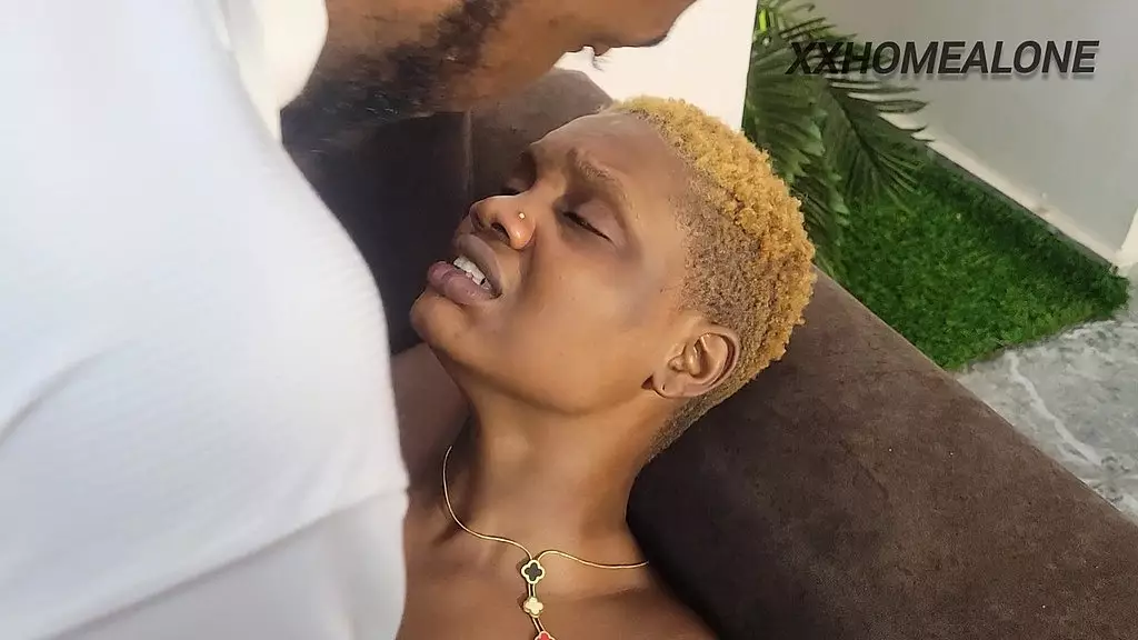 красивое личико девушки, доставляющей секс-игрушки, трясет попой и получает деньги за то, что трахает большой толстый член