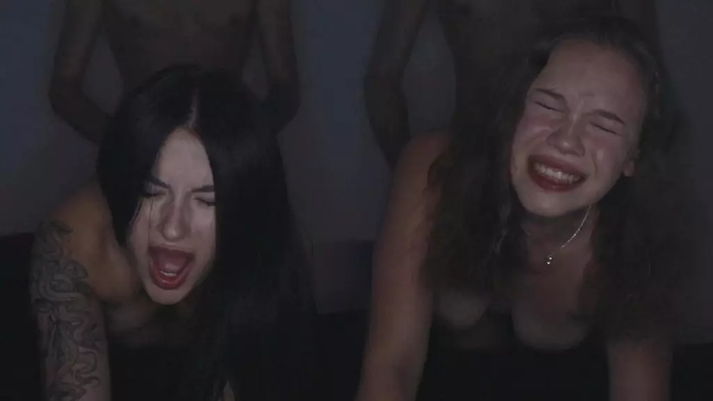 жестко трахают блондинку и брюнетку - очень громкие стоны студентов