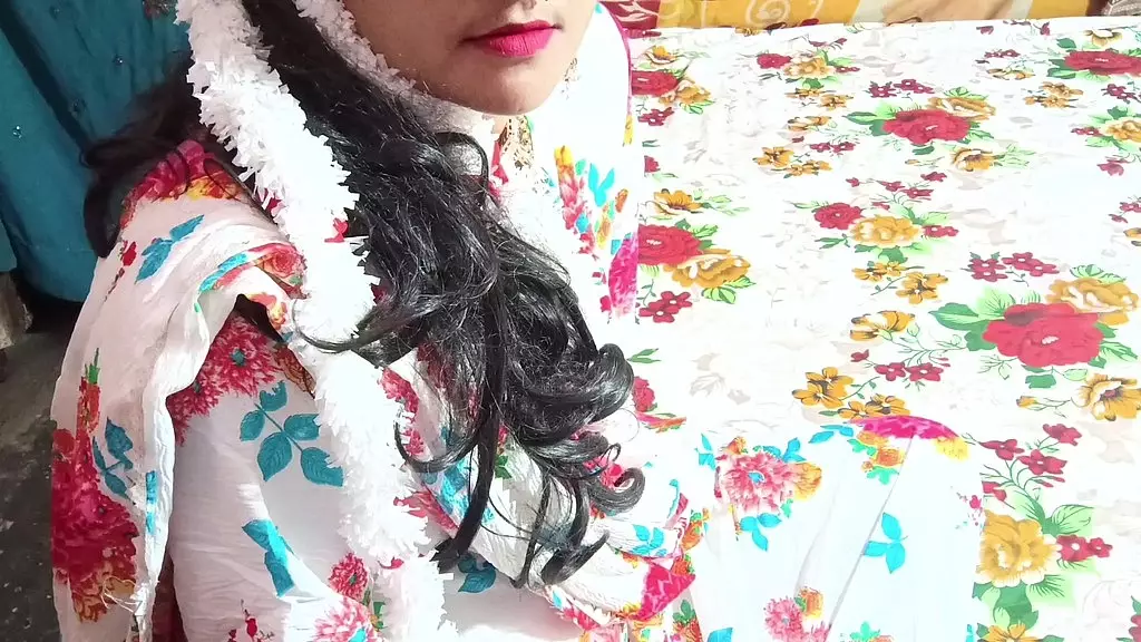 Дези милая девушка впервые трахается с другом, ясно говорит на хинди