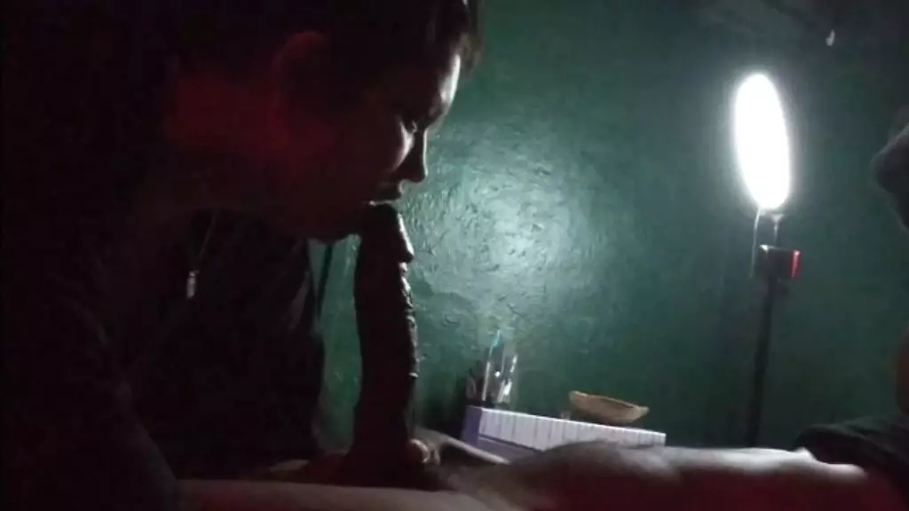 белая девушка сосет BBC и глотает сперму