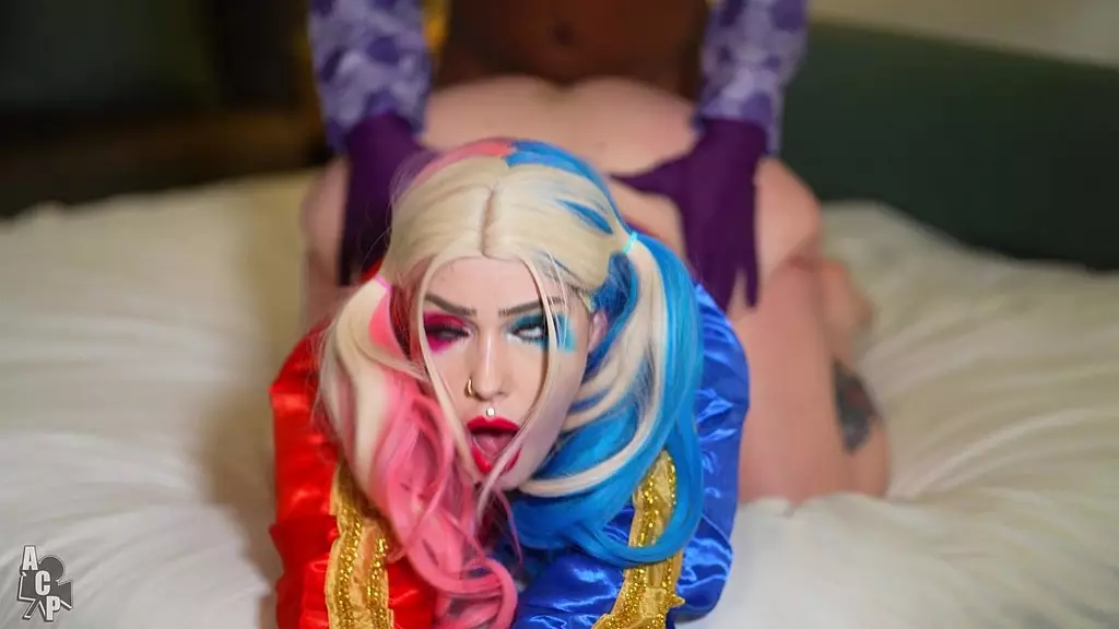 Розовая киска Харли Квинн уничтожена клоуном Гибби