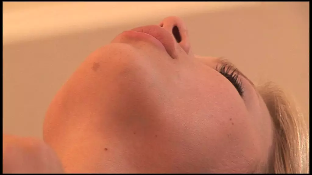 Джослин Джеймс и София Джейд занимаются лесбийским сексом в свадебном нижнем белье