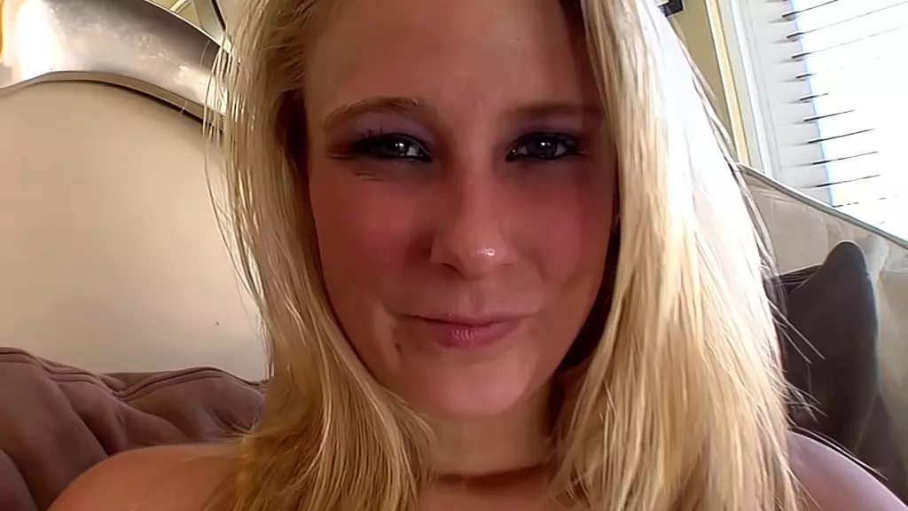 Келли Серфер получает удовольствие от того, что ее парни смотрят, как их члены трахают ее киску