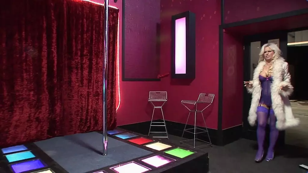 nicotine addictz: cassie young наслаждается членом и сигаретой