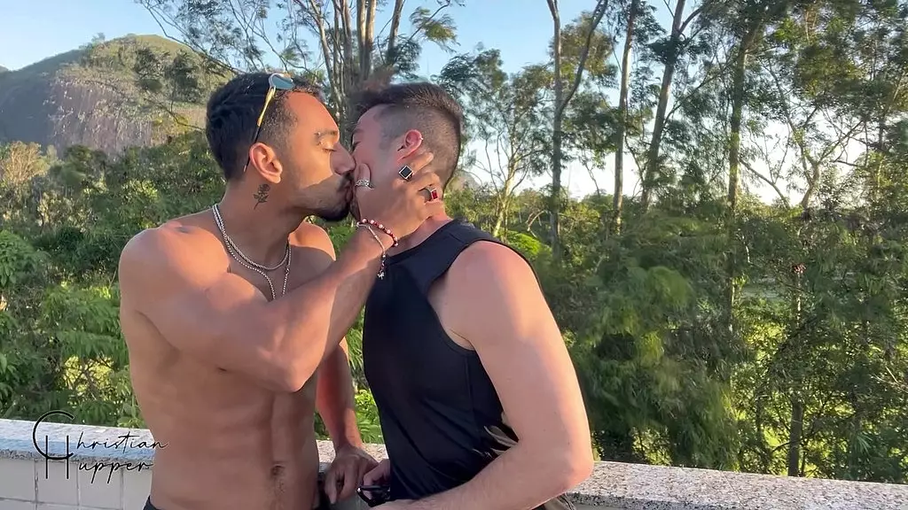 conheci o gostoso vizinho novo e levei para meu apartment