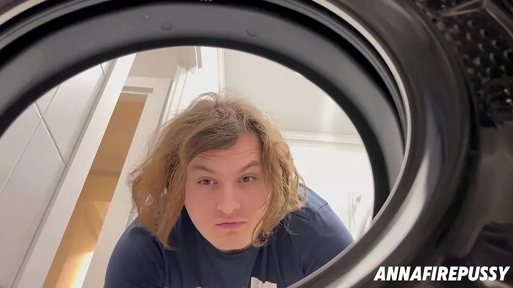 сводный брат лижет мою киску и помогает мне много кончать