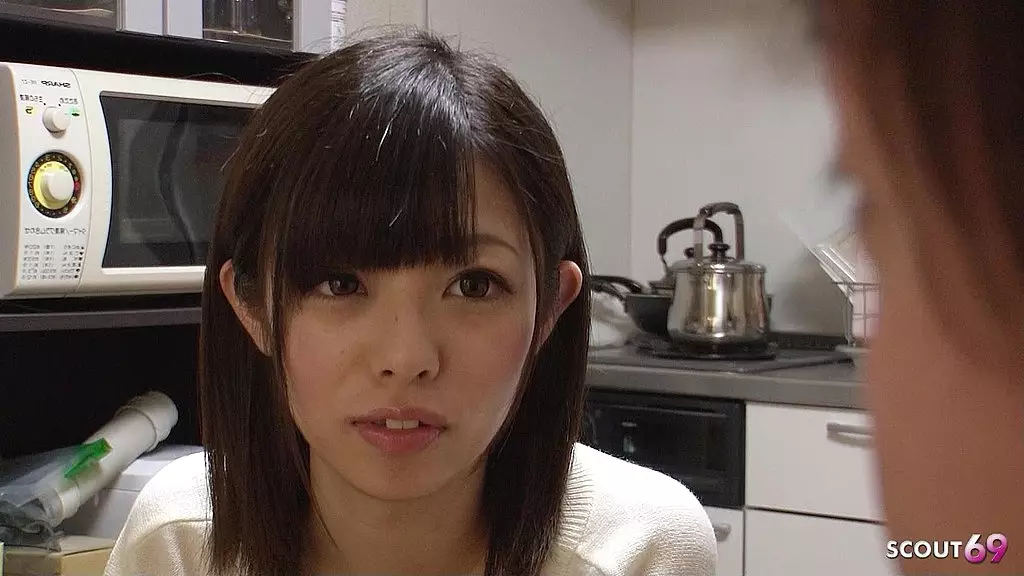 миниатюрная японская девушка 18 лет с маленькой грудью соблазняет парня постарше на секс с целью лишения девственности в нецензурном порно в формате jav