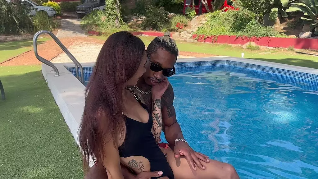 Я играю с шикарной свингершей на вилле и со мной в лаве