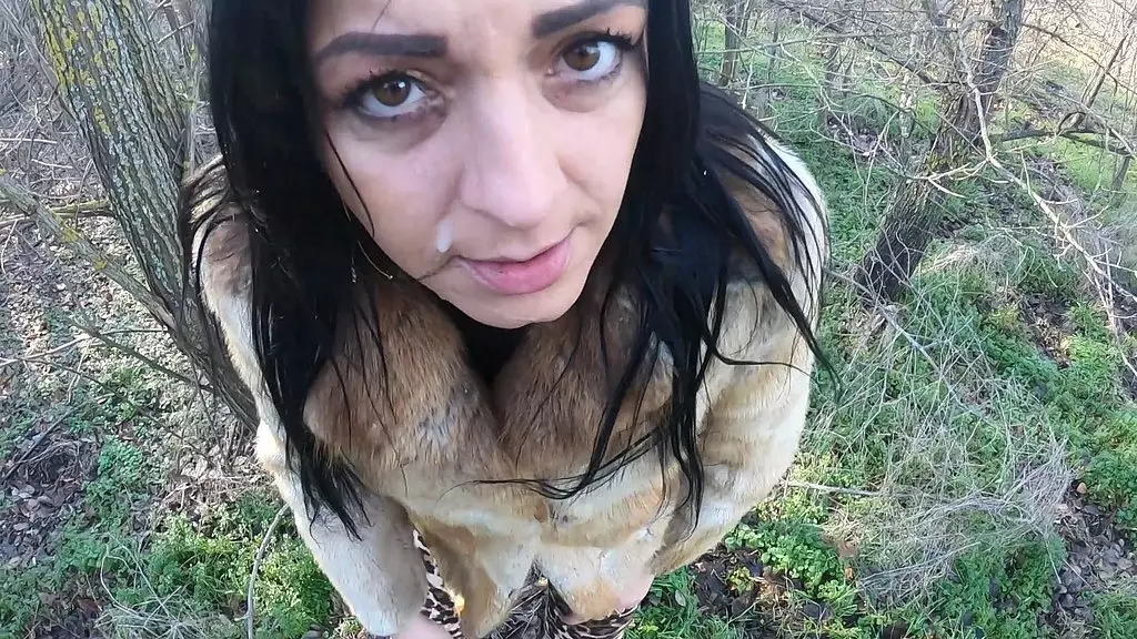 неверная жена идет за шубой с другом мужа. она будет сосать его член на улице 221