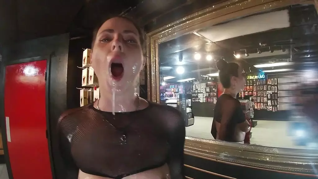 мой сюрприз для взрослого театра blowbang! муж-рогоносец снимает, как я отсасываю у старых извращенцев!!!