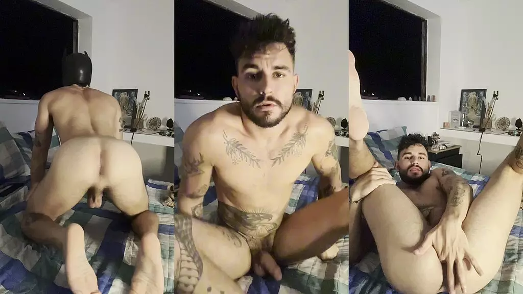 щенок показывает свою задницу