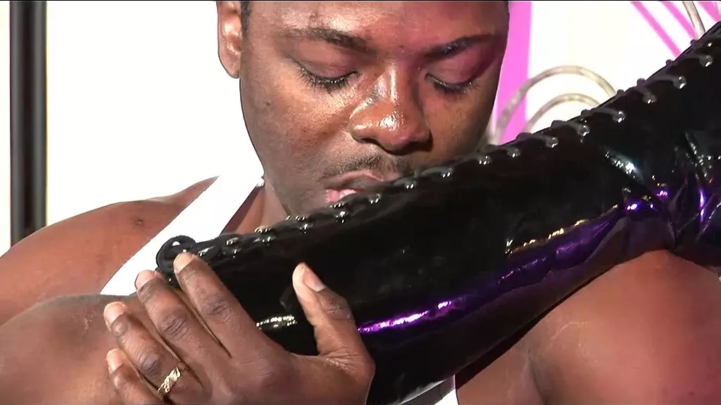 lady armani есть парень с фетишем на ноги, и все, что он хочет, это сидеть и