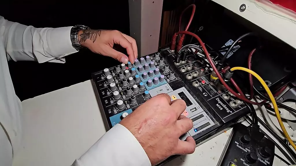 мы встречаем двух очень горячих девушек в клубе свингеров. анал и двойное проникновение