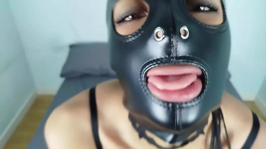 шлюха бдсм сосет член, делает глубокую глотку, шлепает и плюет ей в лицо с помощью кожаной маски раба, пока не кончит