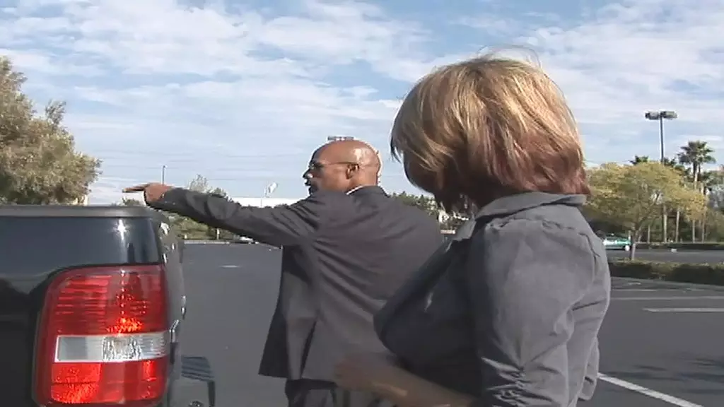 Кисси Капри — супермилая, голубоглазая, блондинка-подросток, которая подарит вам вид из-под юбки