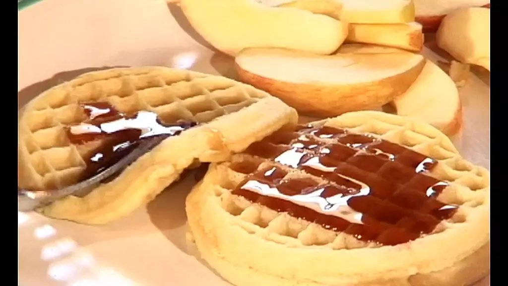 темноволосая красавица трахается с большим членом в спальне