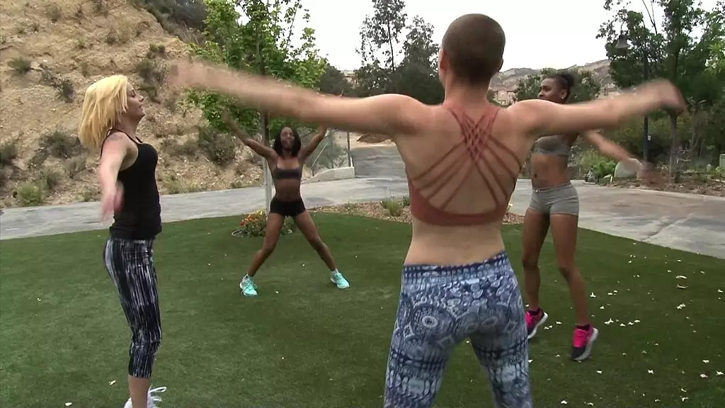 Сколько лесбиянок нужно, чтобы заглянуть под капюшон?